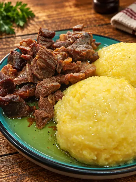 Pastrama de oaie cu mamaliga, livrare Sector 4